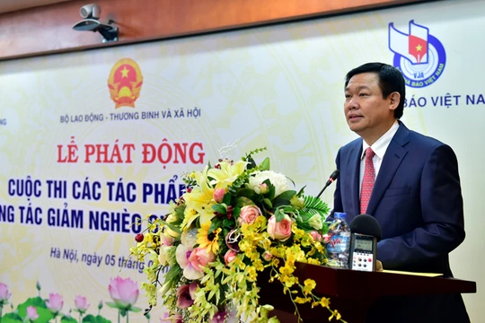 Phó Thủ tướng Vương Đình Huệ phát biểu tại Lễ phát động Cuộc thi các tác phẩm báo chí về công tác giảm nghèo giai đoạn 2016-2020. 