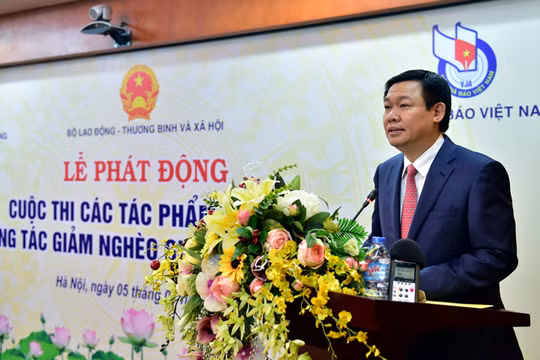 Phó Thủ tướng Vương Đình Huệ phát biểu tại Lễ phát động Cuộc thi các tác phẩm báo chí về công tác giảm nghèo giai đoạn 2016-2020. 