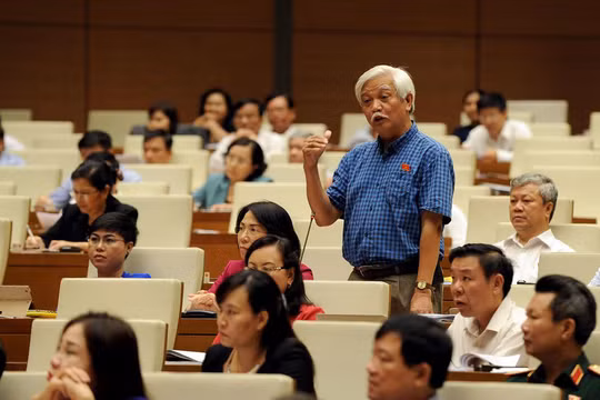 ĐBQH Dương Trung Quốc cho rằng việc quản lý Uber và Grab đang làm nảy sinh xung đột lợi ích và nhất là xung đột với mục tiêu quản lý của nhà nước trên cơ sở quy hoạch về số lượng, sẽ làm trầm trọng hơn áp lực quá tải lên hạ tầng và ách tắc giao thông.