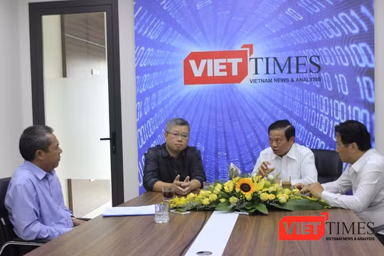 MC -- Nhà báo Lê Thọ Bình và ba vị khách mời của cuộc đối thoại: Ông Nguyễn Thanh Lâm, ông Lê Doãn Hợp và Nhà báo Hồng Thanh Quang (trái sang phải)