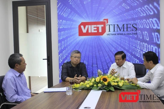 MC -- Nhà báo Lê Thọ Bình và ba vị khách mời của cuộc đối thoại: Ông Nguyễn Thanh Lâm, ông Lê Doãn Hợp và Nhà báo Hồng Thanh Quang (trái sang phải)