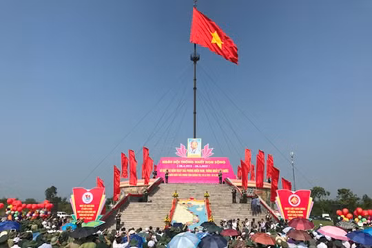 Lá cờ Tổ quốc tung bay trên kỳ đài