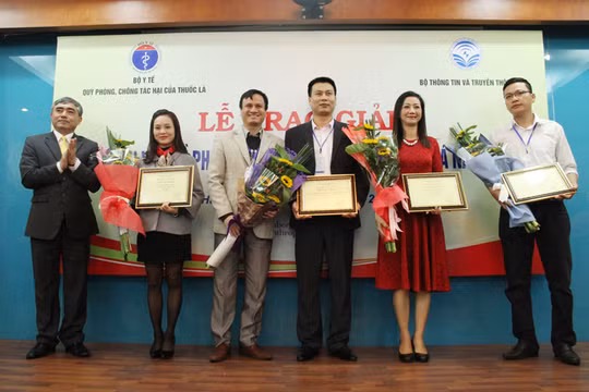 Thứ trưởng Bộ TT&TT Nguyễn Minh Hồng trao giải Nhất cho các tác giả.