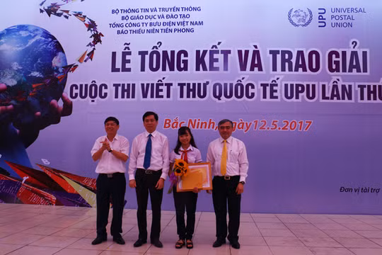 Thứ trưởng Bộ TT&TT Nguyễn Minh Hồng trao giải nhất cho em Nguyễn Đỗ Huyền Vi.