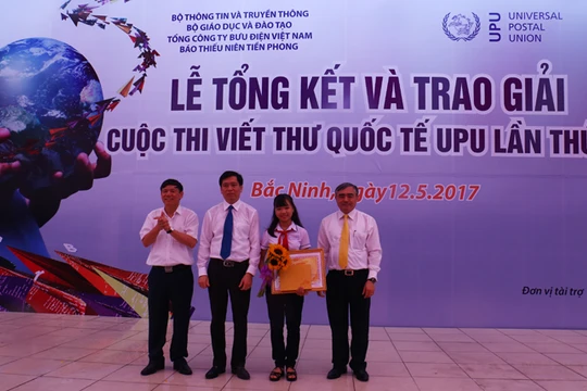 Thứ trưởng Bộ TT&TT Nguyễn Minh Hồng trao giải nhất cho em Nguyễn Đỗ Huyền Vi.