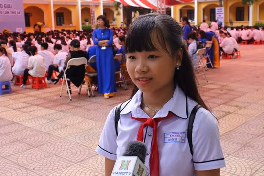 Em Nguyễn Đỗ Huyền Vi, học sinh đạt giải nhất cuộc thi viết thư quốc tế UPU lần thứ 46 năm 2017.