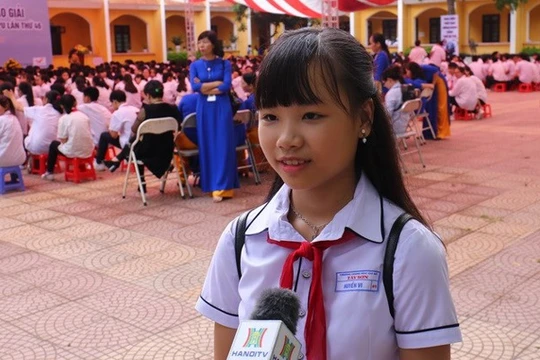 Em Nguyễn Đỗ Huyền Vi, học sinh đạt giải nhất cuộc thi viết thư quốc tế UPU lần thứ 46 năm 2017.