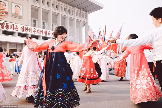 Một buổi biểu diễn của người dân Triều Tiên để bày tỏ lòng tôn kính tới các nhà lãnh đạo của đất nước.