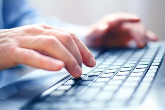 Bên cạnh những ưu thế thì quảng cáo trên môi trường mạng cũng tiềm ẩn nhiều nguy cơ, khi nhận thức và khả năng quản lý vị trí hiển thị quảng cáo trên môi trường mạng của doanh nghiệp chưa được coi trọng. Ảnh minh hoạ.