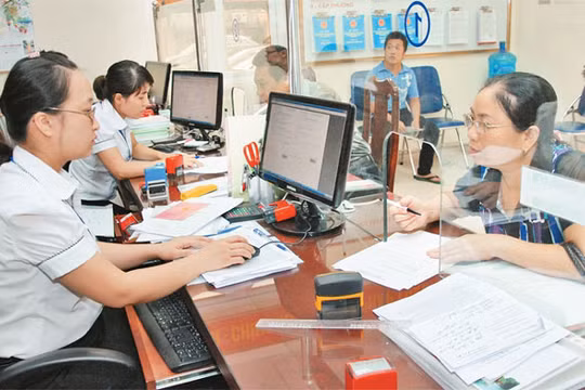 Người dân đến làm thủ tục hành chính tại Quận Long Biên. Ảnh: Duy Linh