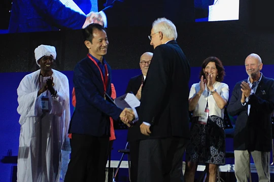 KTS Hoàng Thúc Hào nhận Giải thưởng Vassilis Sgoutas của UIA. Ảnh: NVCC