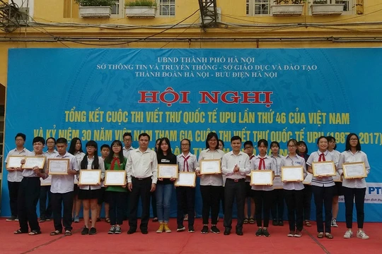 TP. Hà Nội vừa tổ chức Lễ vinh danh 28 em học sinh và 3 tập thể đoạt giải cuộc thi viết thư quốc tế UPU lần thứ 46 - 2017 vào sáng nay (22/5).