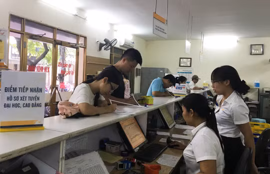 Bưu điện chấp nhận và gửi hồ sơ xét tuyển của thí sinh tới các trường ĐH, CĐ, TC theo yêu cầu của thí sinh, đồng thời thanh toán tiền lệ phí xét tuyển của trường được thu qua Bưu điện. Ảnh: VNPost.
