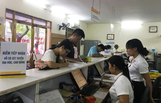 Bưu điện chấp nhận và gửi hồ sơ xét tuyển của thí sinh tới các trường ĐH, CĐ, TC theo yêu cầu của thí sinh, đồng thời thanh toán tiền lệ phí xét tuyển của trường được thu qua Bưu điện. Ảnh: VNPost.