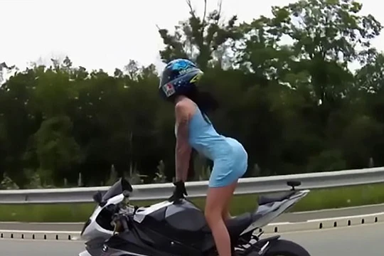 Nữ xế người Nga có thân hình không thua kém bất kỳ một siêu mẫu nào, thường xuyên chụp hình trong những bộ trang phục đốt mắt người nhìn.