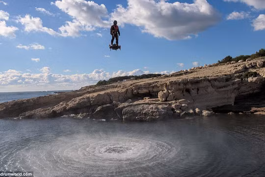 Flyboard Air có khả năng bay độc lập đến 10 phút, đạt tới độ cao gần 3 km, với tốc độ tối đa 150 km/h. 