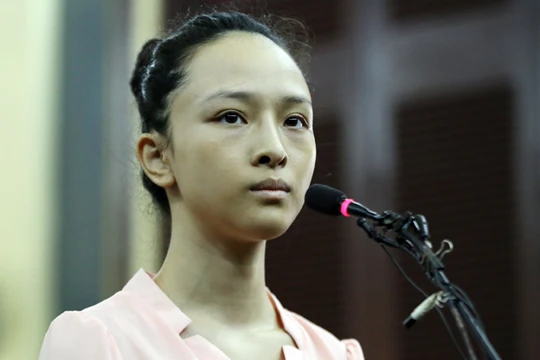 Phương Nga trả lời thẩm vấn. Ảnh: Quỳnh Trần.