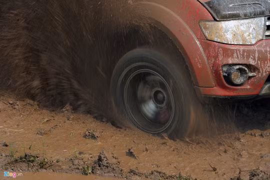 Video hướng dẫn bạn cách thoát khỏi những đoạn lầy lội, để chuyến du xuân an toàn.