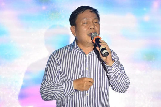  Phó TGĐ Viettel Lê Đăng Dũng đã "gây bão"nhiều lần từ những ca khúc hít của giới trẻ.