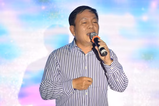  Phó TGĐ Viettel Lê Đăng Dũng đã "gây bão"nhiều lần từ những ca khúc hít của giới trẻ.