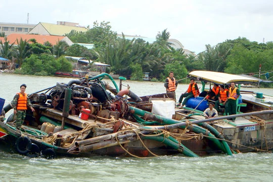 Bắc Ninh lo ngại việc khai thác cát trái phép tràn lan sẽ dẫn đến bờ bãi sông bị sạt lở, gây ảnh hưởng đến đời sống người dân và khiến phải chi hàng chục tỷ đồng để khắc phục hậu quả. Ảnh minh hoạ: Internet
