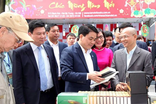 Chủ tịch UBND TP. Hà Nội Nguyễn Đức Chung thăm Phố sách trong ngày khai mạc. Ảnh: Hòa An