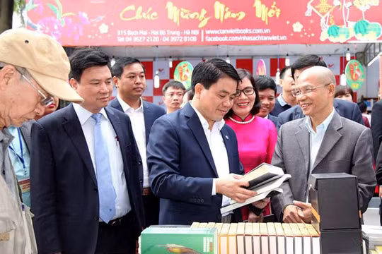 Chủ tịch UBND TP. Hà Nội Nguyễn Đức Chung thăm Phố sách trong ngày khai mạc. Ảnh: Hòa An