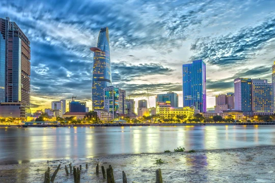 Nếu như trước đây Việt Nam đã là trung tâm sản xuất đối với Hàn Quốc và các nhà sản xuất thiết bị điện tử của Nhật Bản như Samsung, LG Electronics, Panasonic và Toshiba,thì giờ đây Việt Nam chú trọng tập trung chuyển đổi từ nhà sản xuất linh kiện điện tử