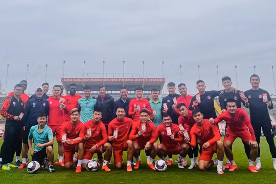 Cổ động viên nín thở chờ bóng đá đất Cảng thay đổi. Ảnh HPFC.