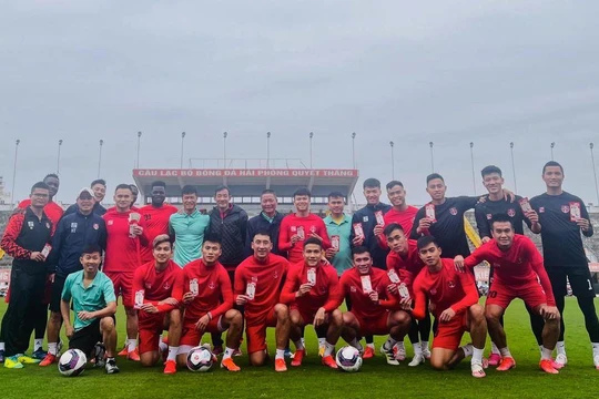 Cổ động viên nín thở chờ bóng đá đất Cảng thay đổi. Ảnh HPFC.