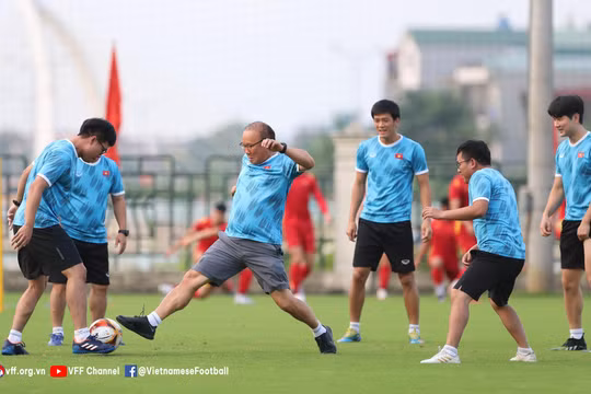 Liệu ông Park sẽ thay đổi gì trước loạt trận play-off này? Ảnh VFF.