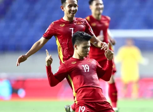 Theo đó, đội bóng nhà bầu Hiển có thể trả 5 tỷ đồng tiền lót tay/mùa giải kèm mức lương “khủng” 15.000 USD/tháng (khoảng hơn 350 triệu đồng/tháng) cho Quang Hải. Ảnh VFF