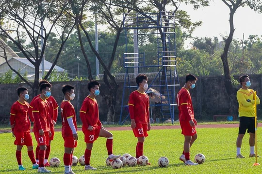 HLV Đinh Thế Nam chỉ còn 16/27 cầu thủ đủ điều kiện tập luyện, thi đấu. Ảnh VFF.