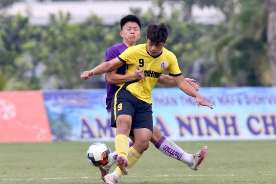 Số 9 Quốc Việt là “Vua phá lưới” các giải trẻ Việt Nam . Ảnh VPF.