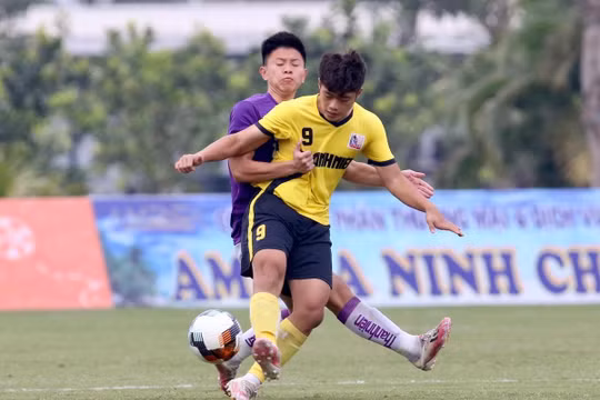 Số 9 Quốc Việt là “Vua phá lưới” các giải trẻ Việt Nam . Ảnh VPF.