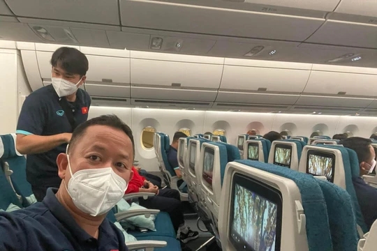 Phiên dịch Lê Huy Khoa dương tính khiến đội tuyển gặp bất lợi. Ảnh HK.