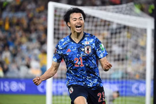 “ Cú đúp muộn của Kaoru Mitoma đưa Nhật Bản đến World Cup”. Ảnh AFP.