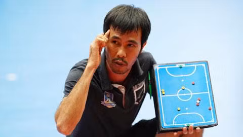 Phạm Minh Giang (1981) là huấn luyện viên nội đầu tiên dẫn dắt đội tuyển Việt Nam tham gia một kỳ FIFA Futsal World Cup. Ảnh VFF.