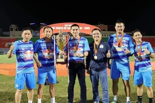 Dưới sự chỉ đạo của HLV Kiatisuk các ngoại binh, cầu thủ nội và cầu thủ trẻ đã vô địch Cúp Hoàng đế Quang Trung. Ảnh HAGL FC.