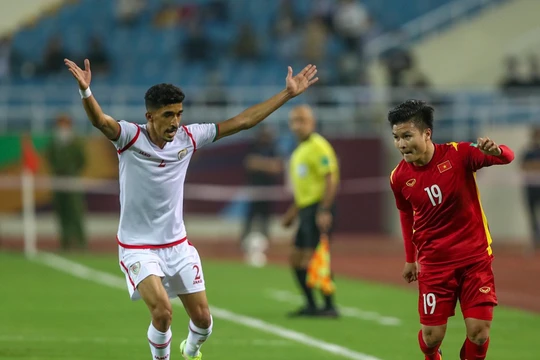 Đội khách đã khóa chặt Quang Hải. Ảnh VFF.