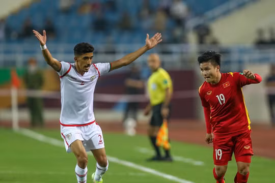 Đội khách đã khóa chặt Quang Hải. Ảnh VFF.