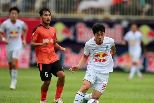 Công Phượng giúp HAGL có trận thắng đầu tiên. Ảnh VPF.