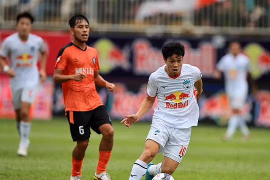 Công Phượng giúp HAGL có trận thắng đầu tiên. Ảnh VPF.