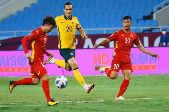 Giới thiệu nhận sự mới và ĐT Việt Nam đành chấp nhận thua đậm 4-0. Ảnh VFF