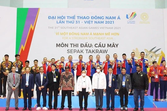 Đại tướng Prawit Wongsuwon, Phó Thủ tướng kiêm Chủ tịch Ủy ban Olympic Thái Lan (áo trắng đứng giữa) trao giải cho các đoàn thể thao. Ảnh TA
