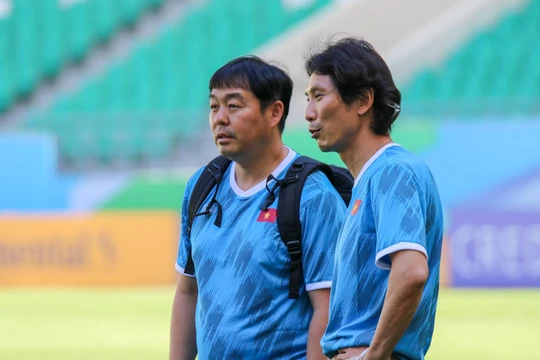 HLV Gong Oh-kyun (bên phải) nâng tầm U23 Việt Nam bằng lối đá tấn công. Ảnh VFF.
