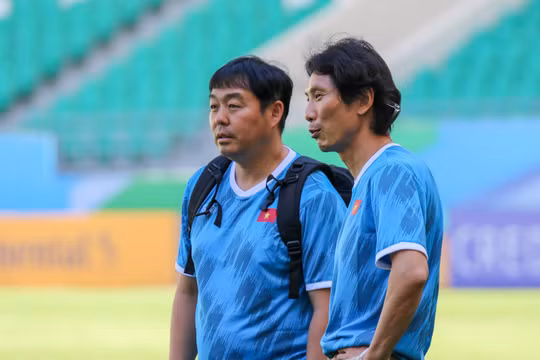 HLV Gong Oh-kyun (bên phải) nâng tầm U23 Việt Nam bằng lối đá tấn công. Ảnh VFF.