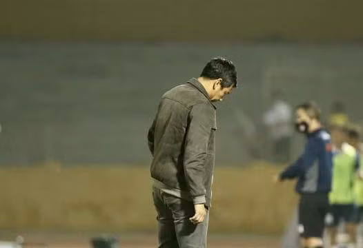 Sức ép đang đè nặng lên vai HLV Huy Hoàng. Ảnh Hải Hồ.