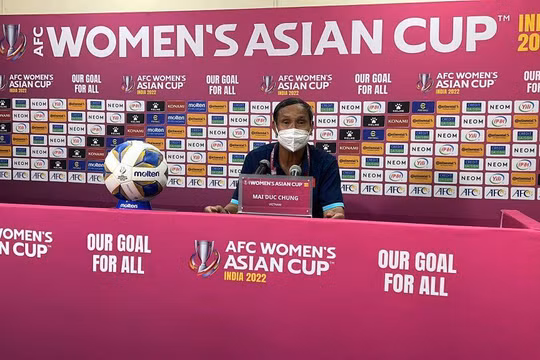 HLV Mai Đức Chung, “ông bố” hiếm có, khó tìm của bóng đá nữ Việt Nam. Ảnh VFF.