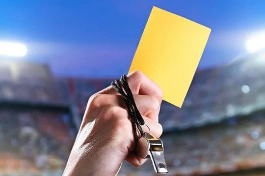 FIFA đã chính thức ra quyết định phạt đội tuyển Việt Nam số tiền 6.000 Franc Thuỵ Sĩ (khoảng 6.475 USD, tương đương gần 150 triệu đồng) do bị 6 thẻ vàng trong trận gặp Saudi Arabia. Ảnh AT.